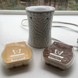 Scentsy Tart warmer and 2 New Packs Of Melts